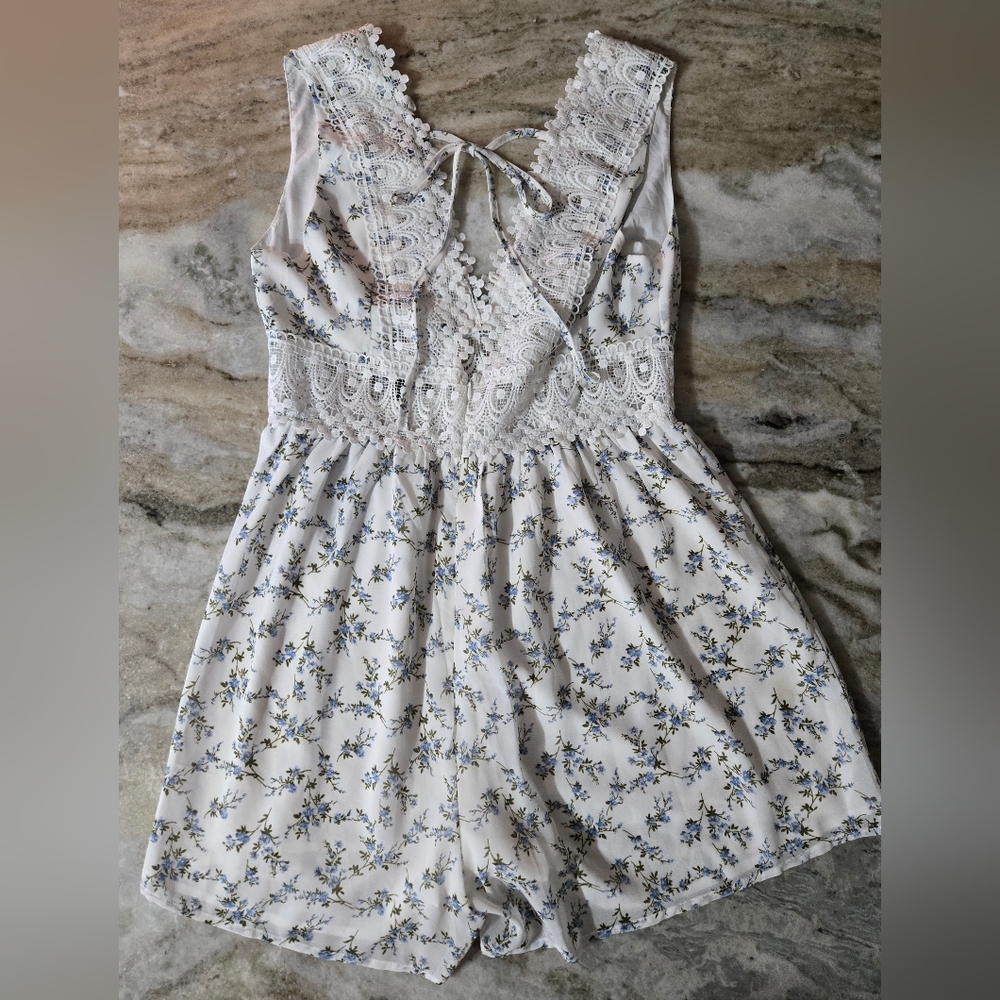 Lulus Pretty Floral Print Crochet Lace Romper NWT - Picture 5 of 7